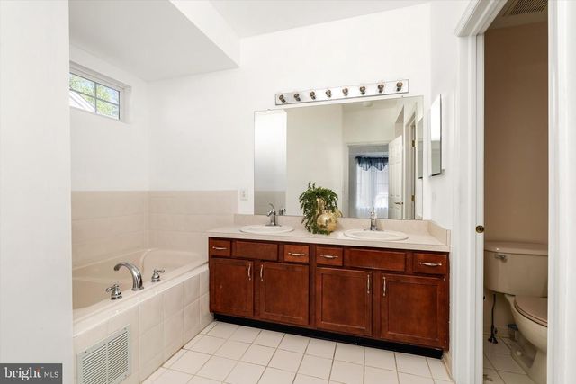 56 GOLDFINCH DR, Hamilton, NJ 08690