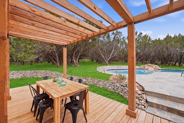 150 LAKE VIEW DR, Boerne, TX 78006