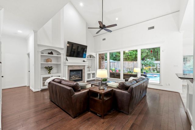 130 E Fairbranch Circle, The Woodlands, TX 77382