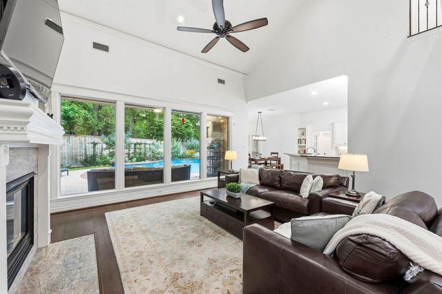 130 E Fairbranch Circle, The Woodlands, TX 77382
