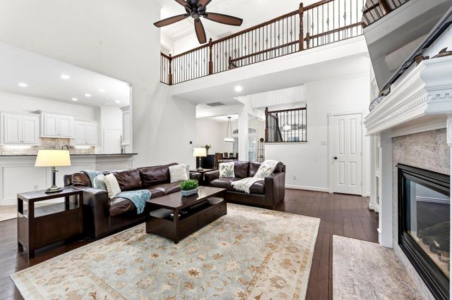 130 E Fairbranch Circle, The Woodlands, TX 77382