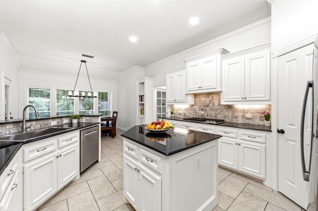 130 E Fairbranch Circle, The Woodlands, TX 77382