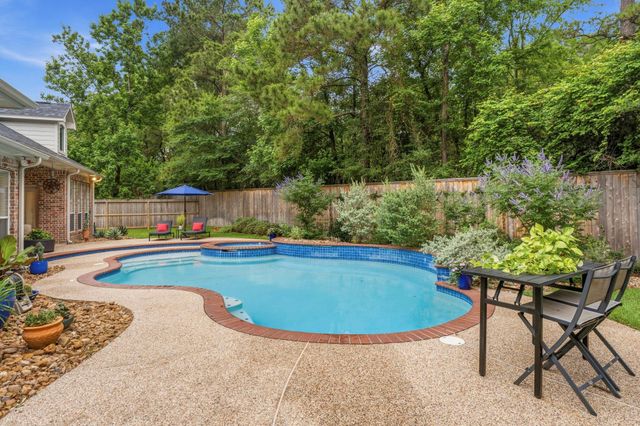 130 E Fairbranch Circle, The Woodlands, TX 77382