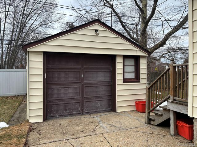 660 Hewlett Street, Franklin Square, NY 11010