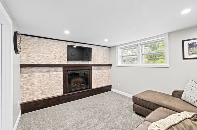 36 Mayflower St, Kingston, MA 02364