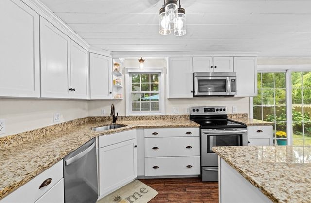 36 Mayflower St, Kingston, MA 02364