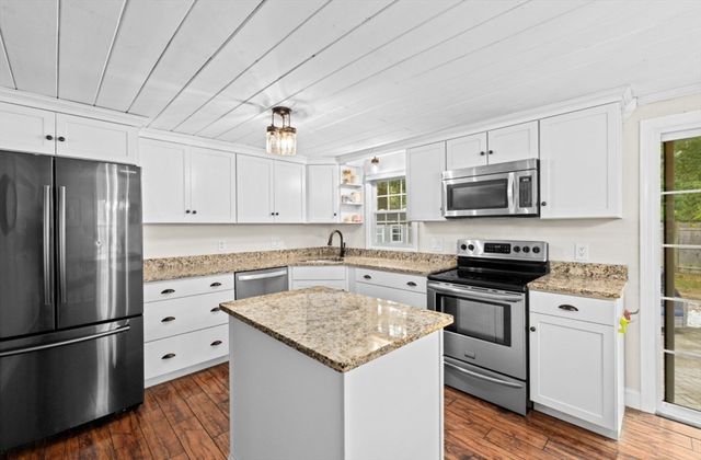 36 Mayflower St, Kingston, MA 02364