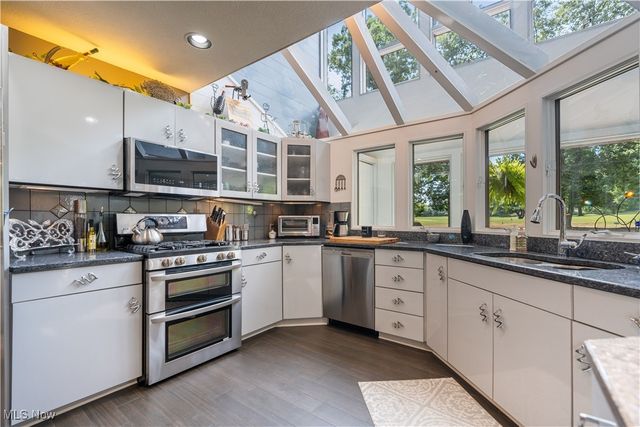 2711 S Cleveland Massillon Road, Norton, OH 44203