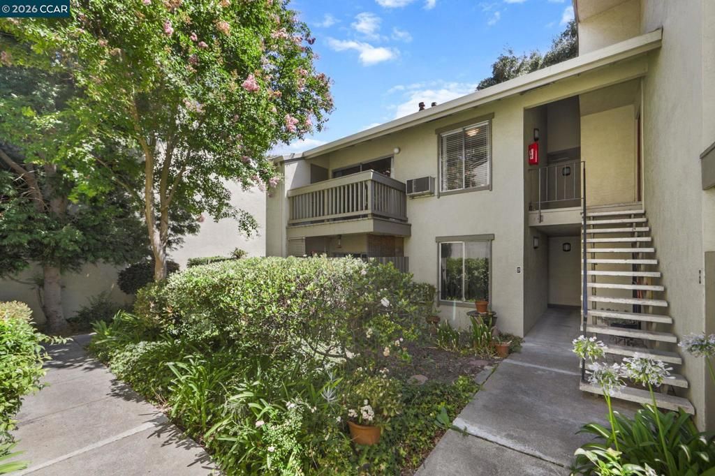 Image 2 of property listing at 2562 Walnut Blvd 68, Walnut Creek, CA 94596