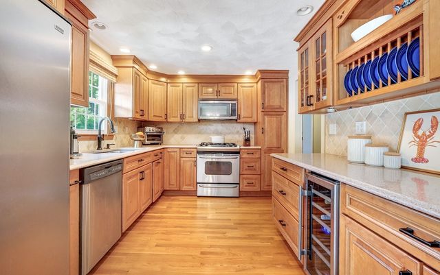 2 Town Line Rd, Burlington, MA 01803