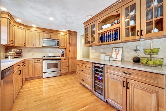 2 Town Line Rd, Burlington, MA 01803
