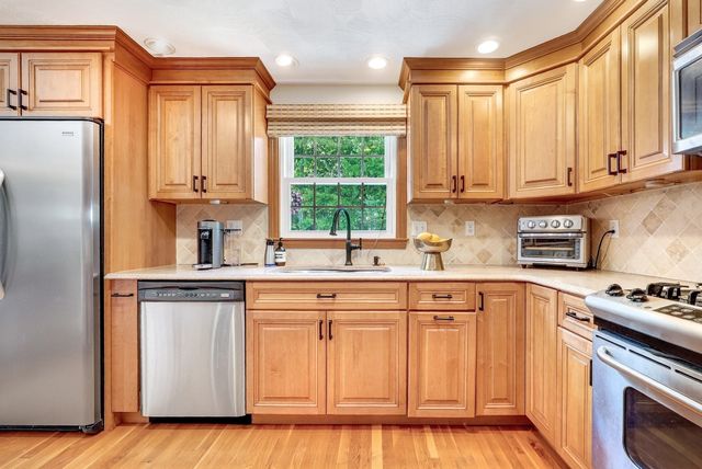 2 Town Line Rd, Burlington, MA 01803