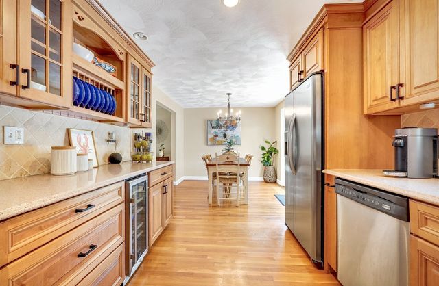 2 Town Line Rd, Burlington, MA 01803