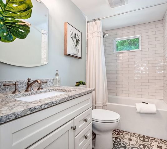 2 Town Line Rd, Burlington, MA 01803