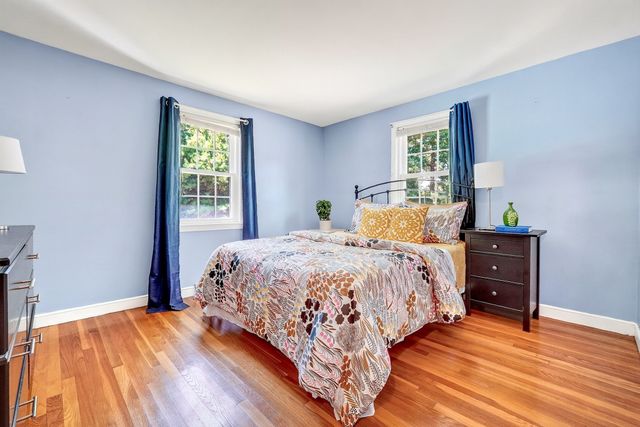2 Town Line Rd, Burlington, MA 01803