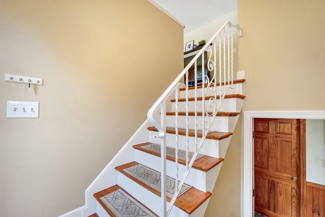 2 Town Line Rd, Burlington, MA 01803