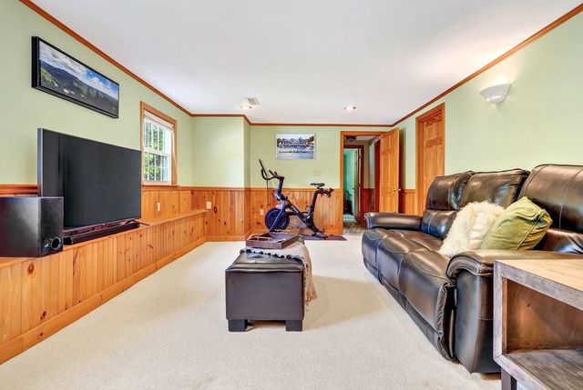 2 Town Line Rd, Burlington, MA 01803