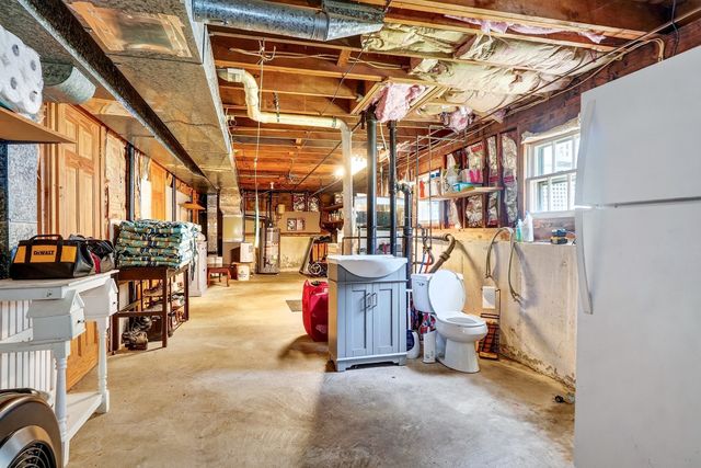 2 Town Line Rd, Burlington, MA 01803