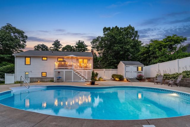 2 Town Line Rd, Burlington, MA 01803