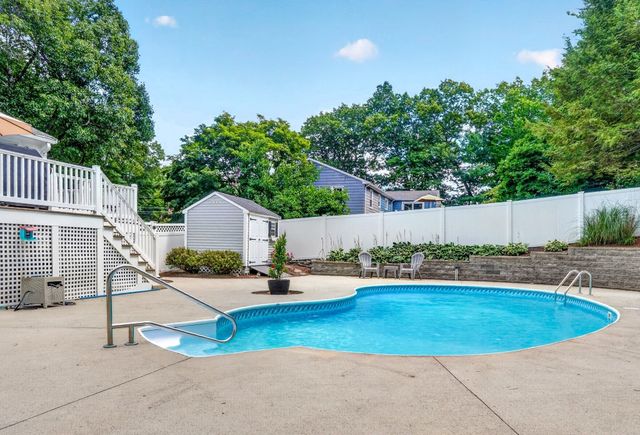 2 Town Line Rd, Burlington, MA 01803