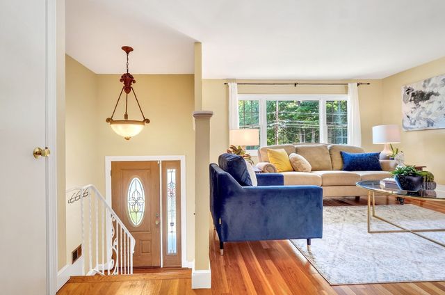 2 Town Line Rd, Burlington, MA 01803