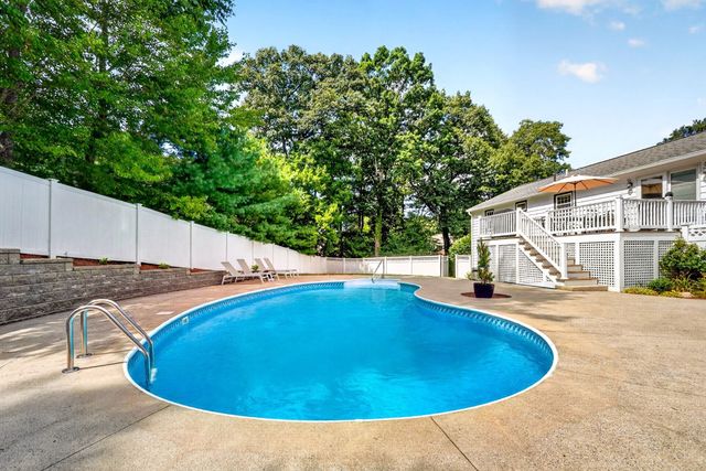2 Town Line Rd, Burlington, MA 01803