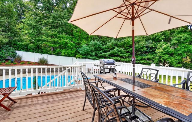 2 Town Line Rd, Burlington, MA 01803