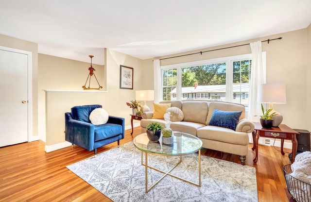 2 Town Line Rd, Burlington, MA 01803
