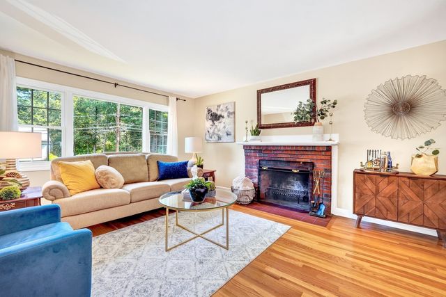 2 Town Line Rd, Burlington, MA 01803