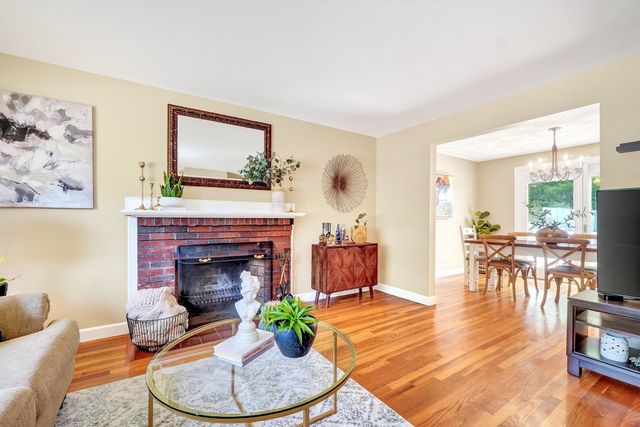 2 Town Line Rd, Burlington, MA 01803