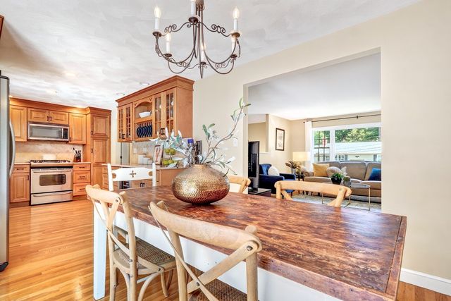 2 Town Line Rd, Burlington, MA 01803