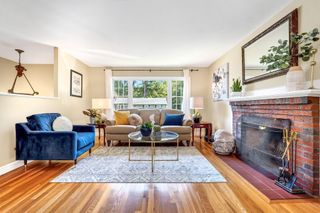 2 Town Line Rd, Burlington, MA 01803
