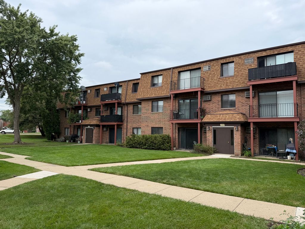 495 Mchenry Road 1B, Wheeling, IL 60090