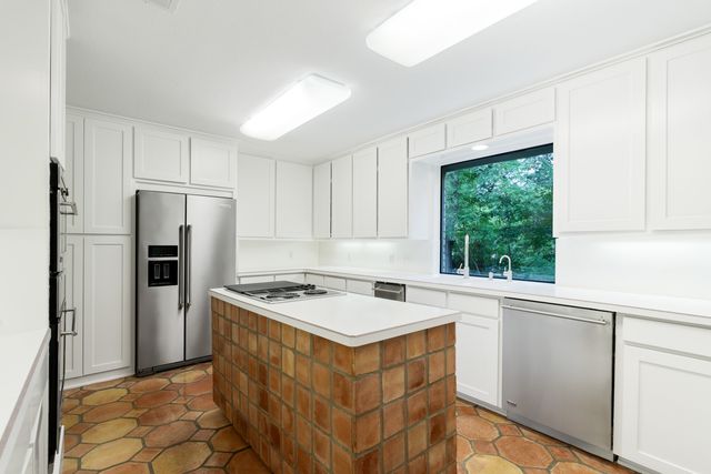 2005 Indian Creek Drive, Westover Hills, TX 76107