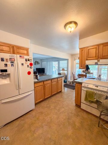 412 Country Court, Shady Cove, OR 97539