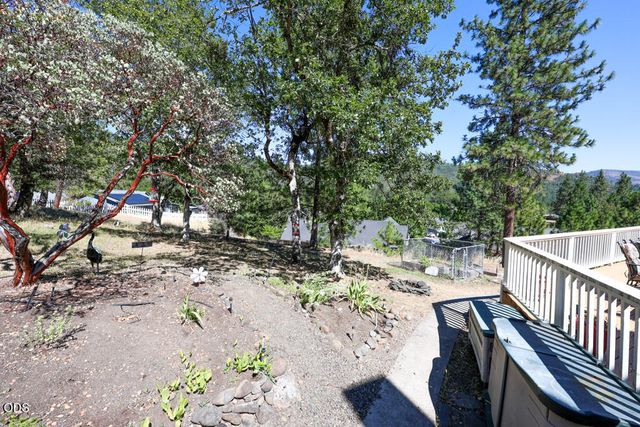 412 Country Court, Shady Cove, OR 97539