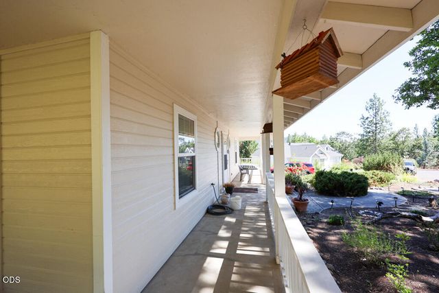 412 Country Court, Shady Cove, OR 97539