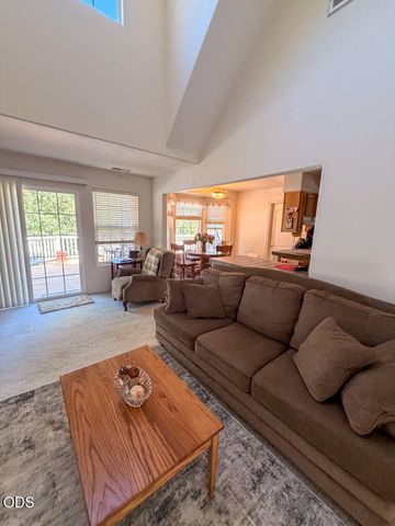 412 Country Court, Shady Cove, OR 97539
