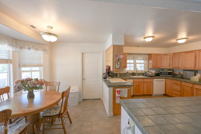 412 Country Court, Shady Cove, OR 97539