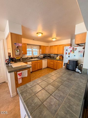 412 Country Court, Shady Cove, OR 97539