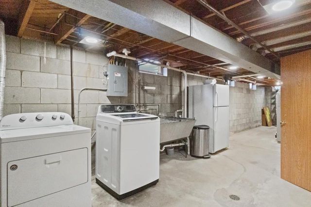 W152N5427 Badger DRIVE, Menomonee Falls, WI 53051
