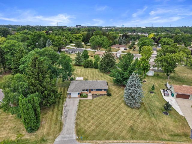 W152N5427 Badger DRIVE, Menomonee Falls, WI 53051