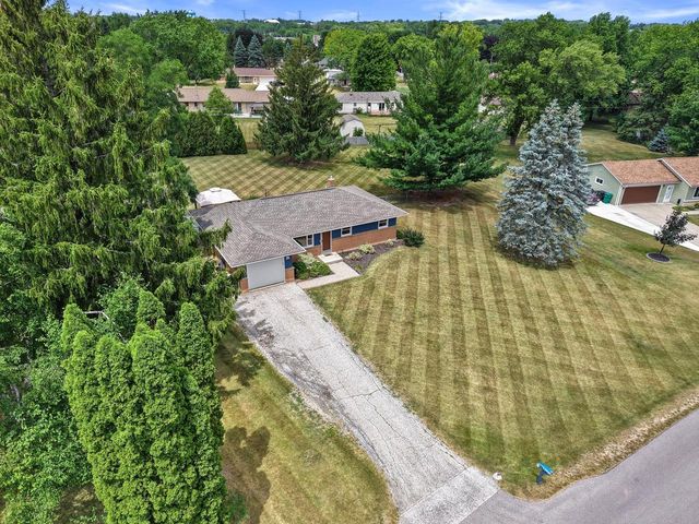 W152N5427 Badger DRIVE, Menomonee Falls, WI 53051