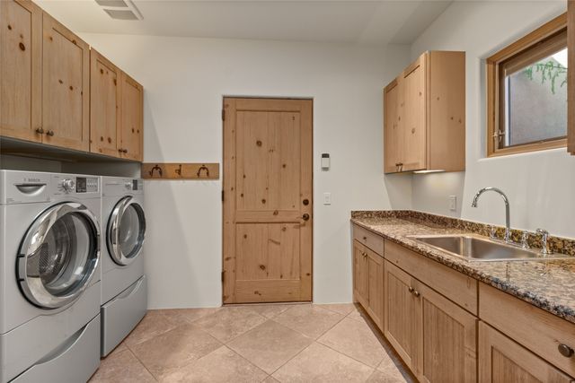 36 Paseo Aragon, Santa Fe, NM 87506