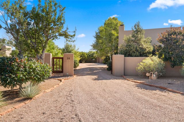 36 Paseo Aragon, Santa Fe, NM 87506
