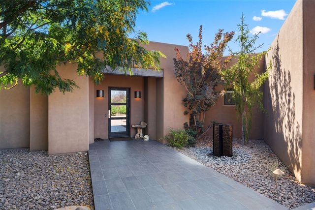 36 Paseo Aragon, Santa Fe, NM 87506