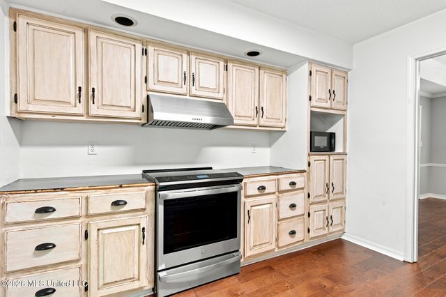 1314 Mill Circle, Ocean Springs, MS 39564
