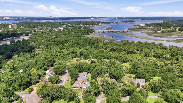 1314 Mill Circle, Ocean Springs, MS 39564