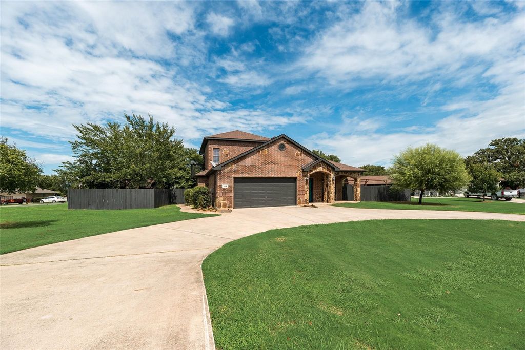 315 Navajo Trail, Lake Kiowa, TX 76240