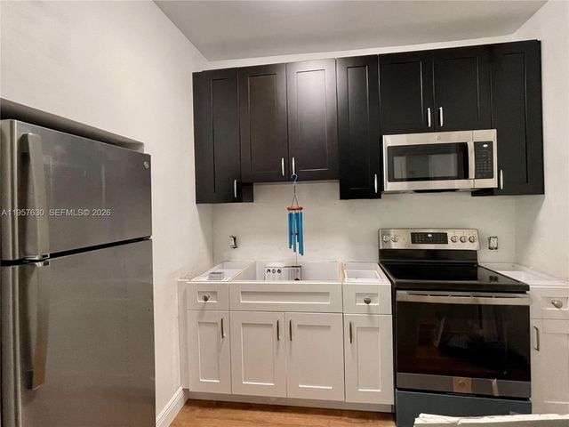 2463 Pine Tree Dr 4, Miami Beach, FL 33140